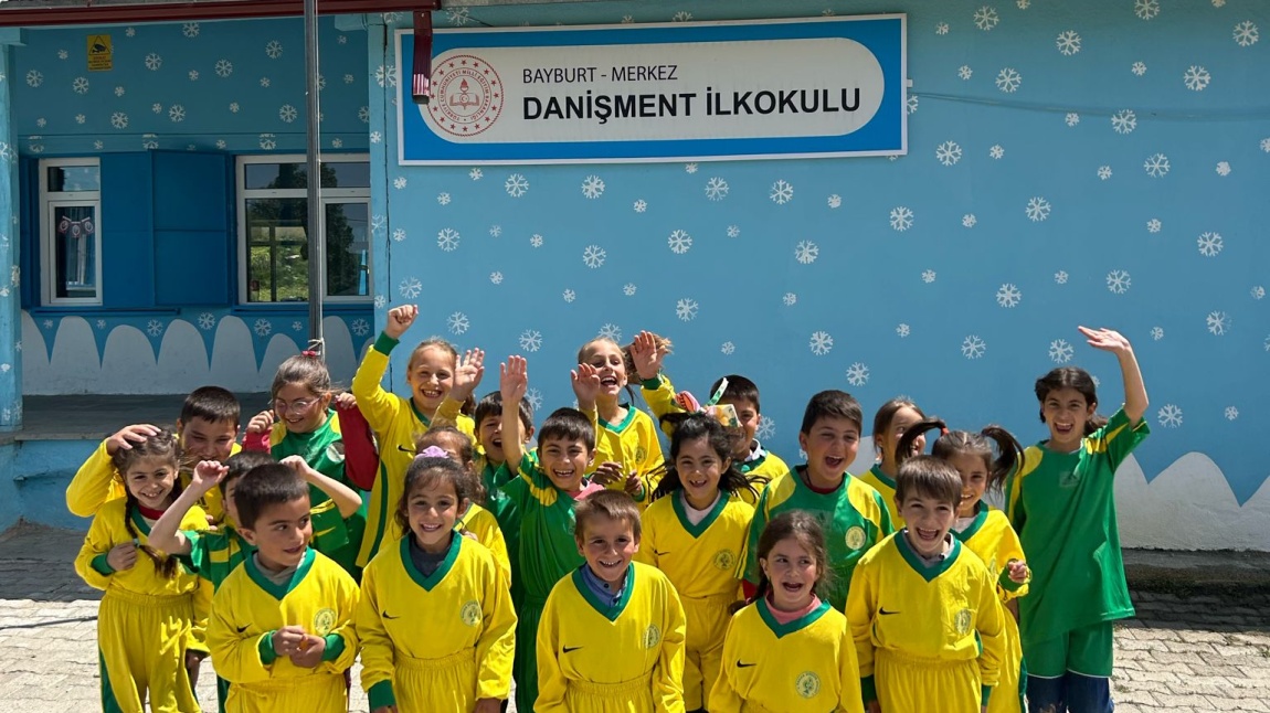 Kardeş Köy Okulumuz Danişment İlkokulu'na Spor Malzemesi Yardımı